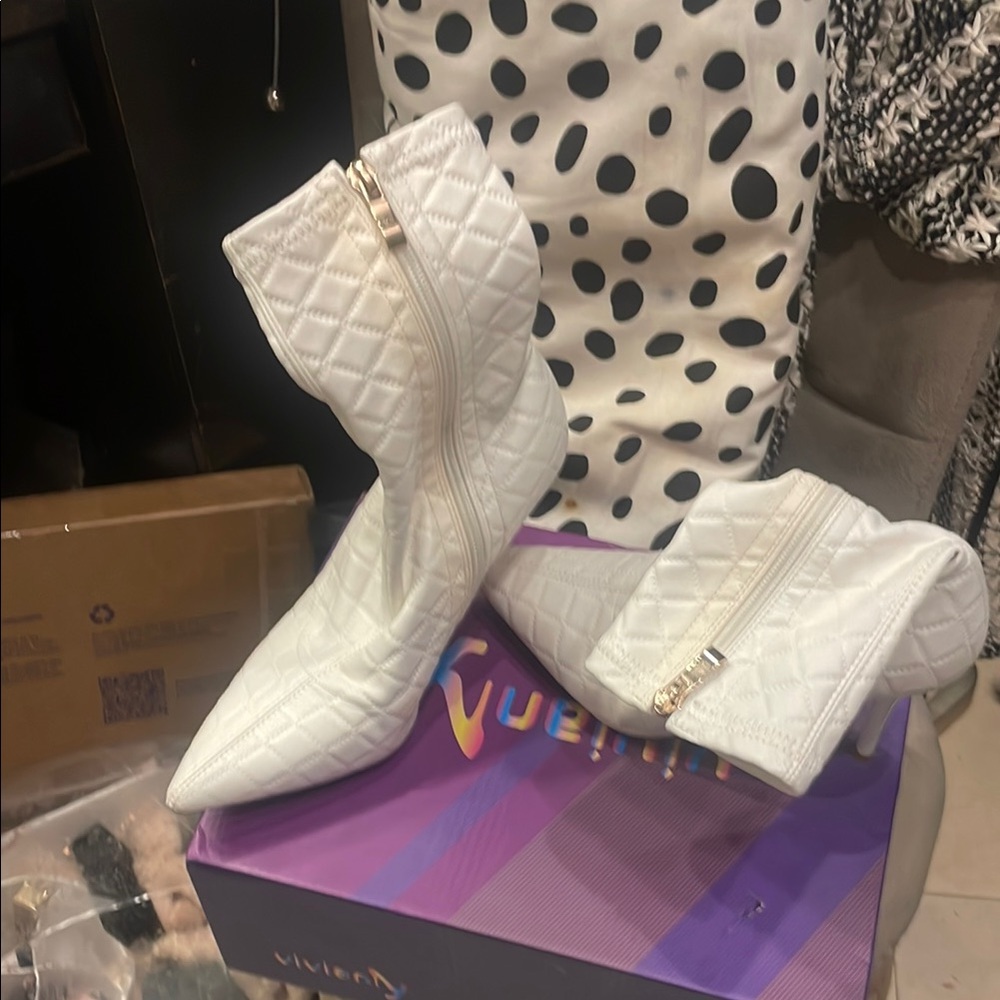 Vivianly White Heeled Boots with Textured Design
